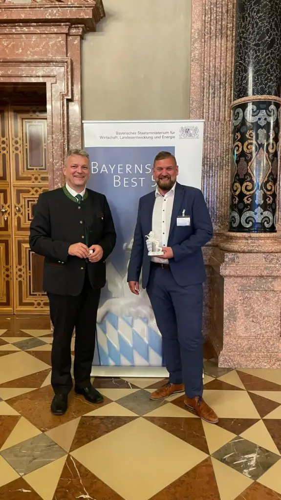 Bavaria’s Best 50 award | VALEO IT Services International Bayerns Best 50 Auszeichnung - Bastian Braun und Staatssekretär Robert Weigert - VALEO IT Services International GmbH