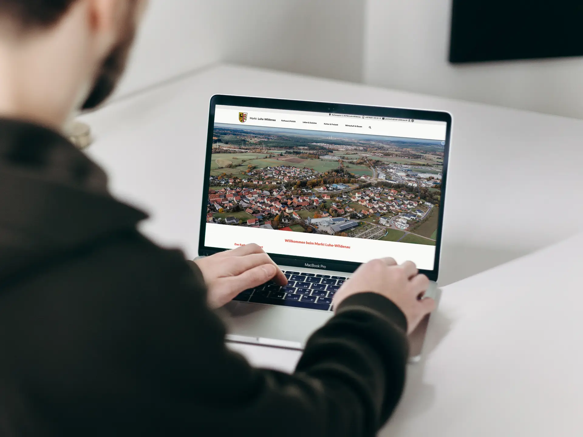 Free-Man-Using-MacBook-Pro-Mockup
